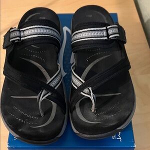 Abeo Granadia sandals in women’s size 9